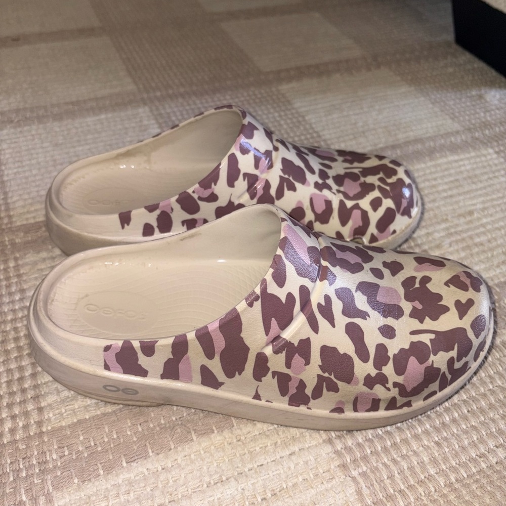 Oofos Women's Clog slide pink leopard 7